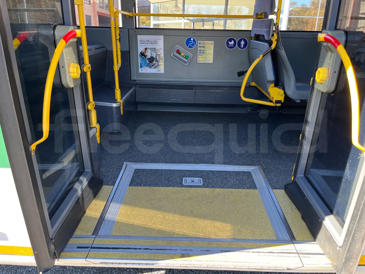 Mercedes-Benz O 530 G- 3P - Euro5 - 260kW - 17.940mt - disabled area photo