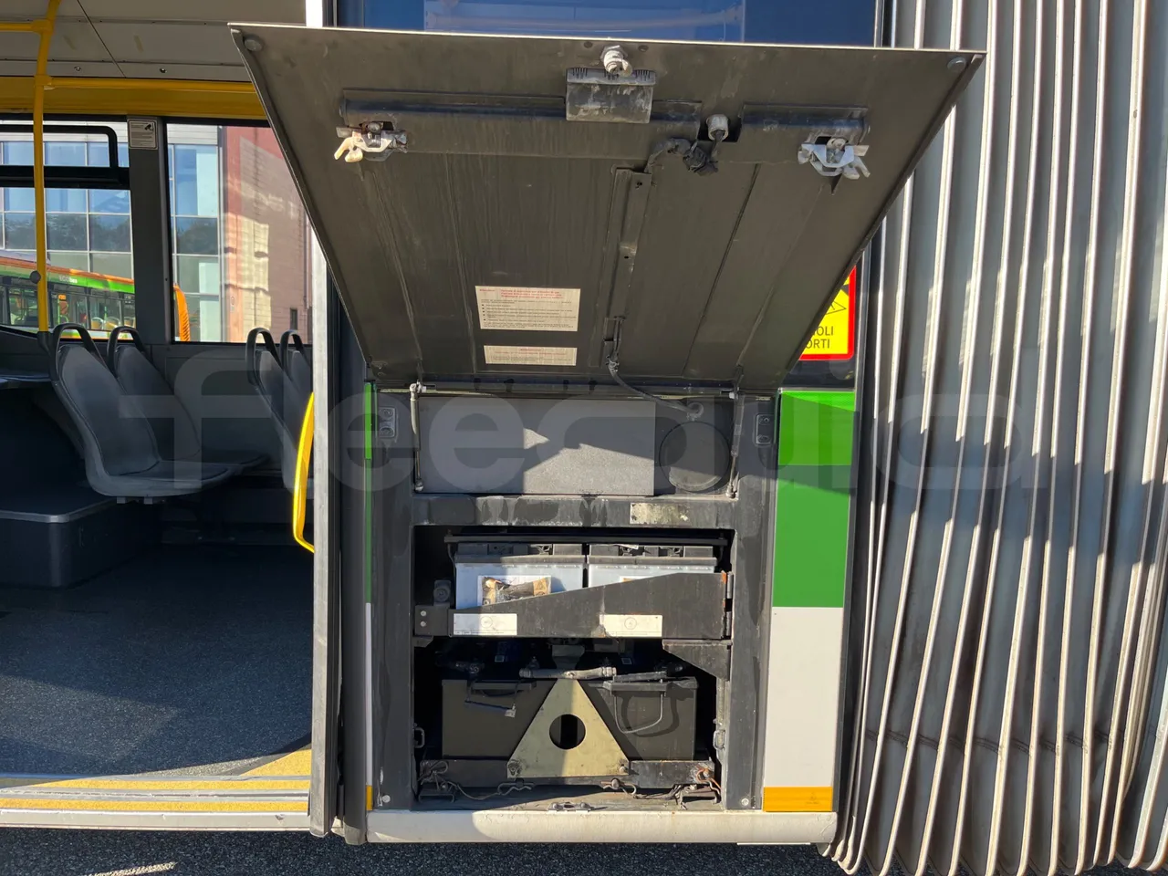 Mercedes-Benz O 530 G- 3P - Euro5 - 260kW - 17.940mt - external compartments photo