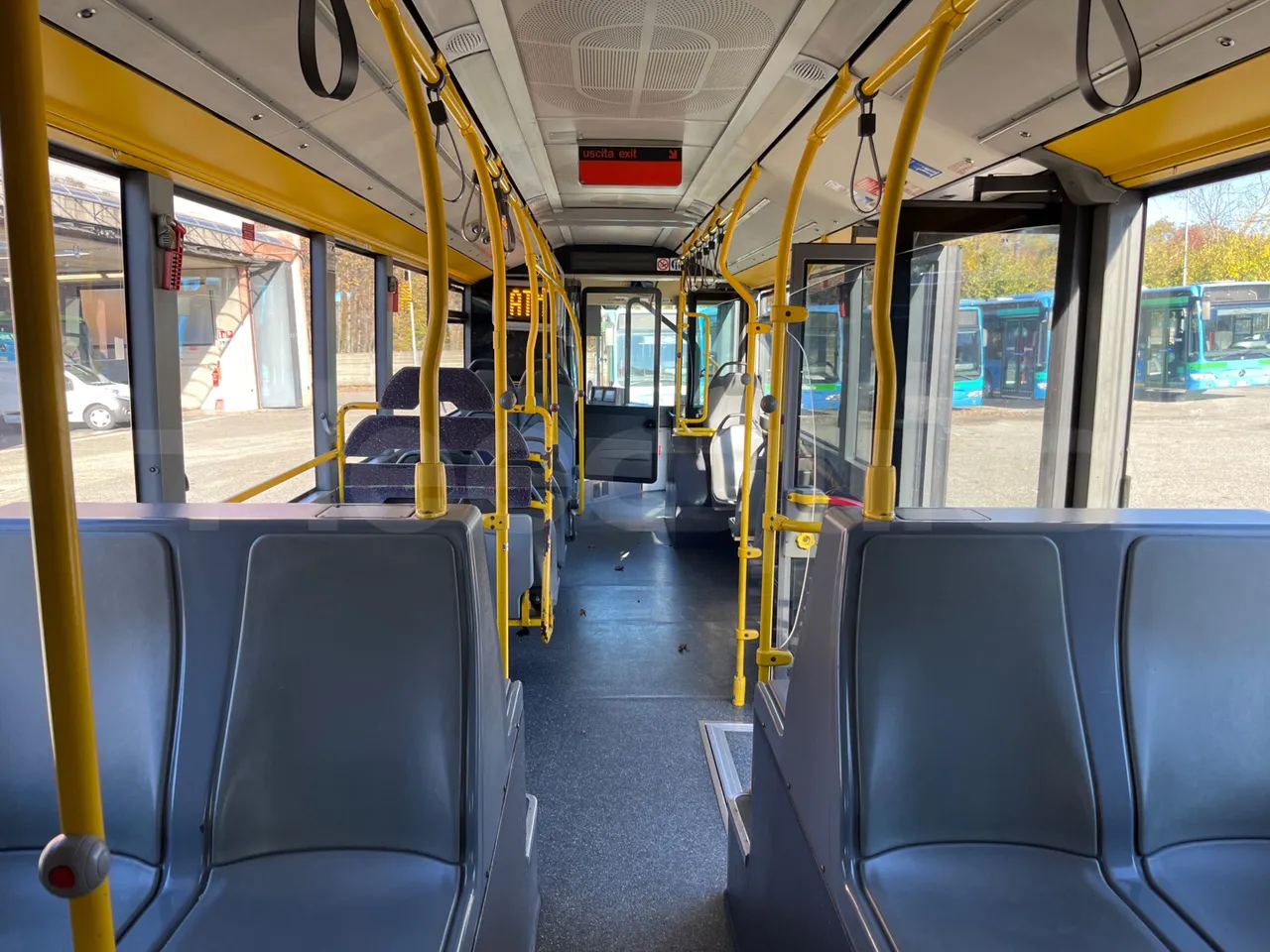 Mercedes-Benz O 530 G- 3P - Euro5 - 260kW - 17.940mt - forward view middle aisle