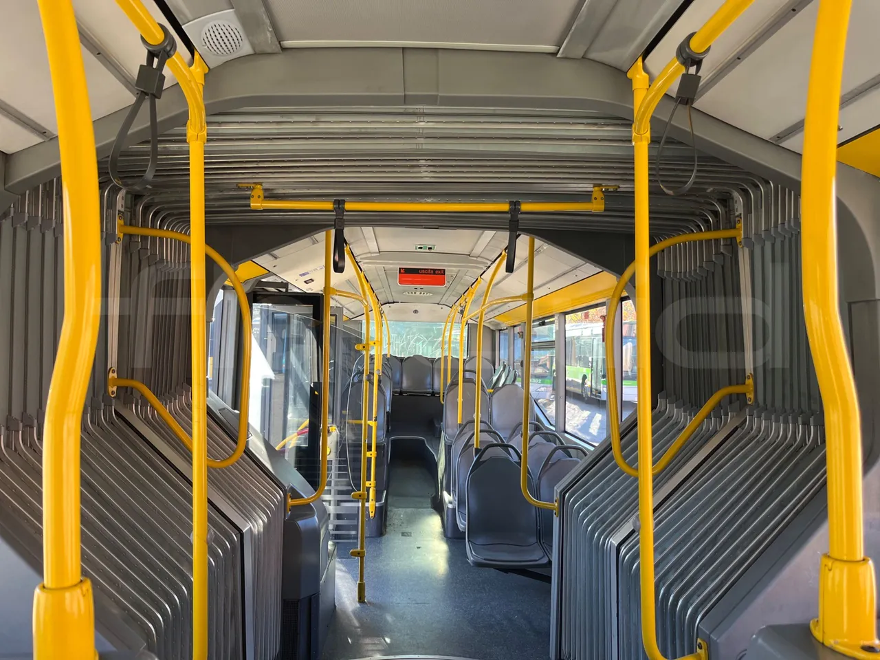 Mercedes-Benz O 530 G- 3P - Euro5 - 260kW - 17.940mt - reverse view middle aisle