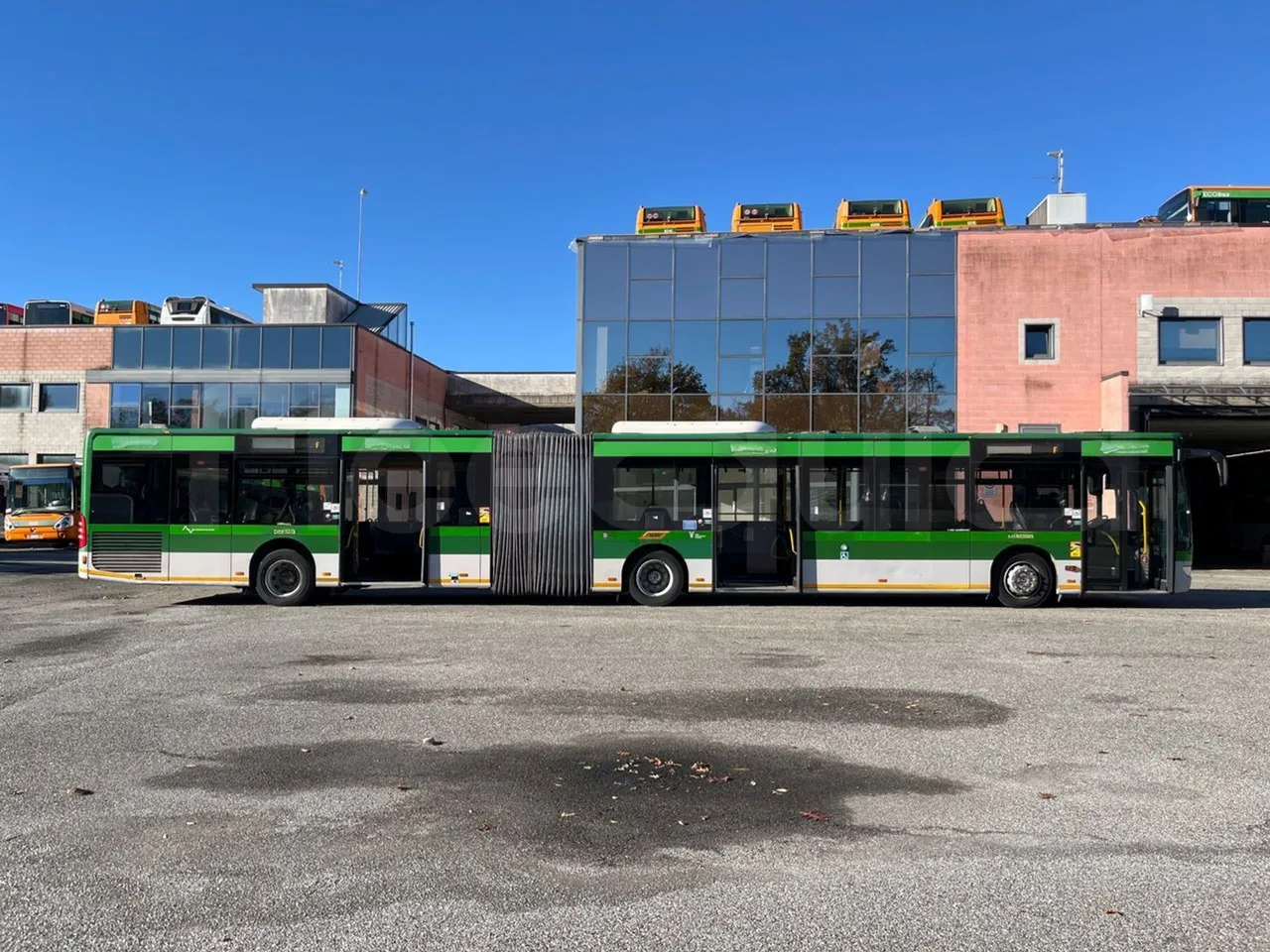 Mercedes-Benz O 530 G- 3P - Euro5 - 260kW - 17.940mt - right side doors open