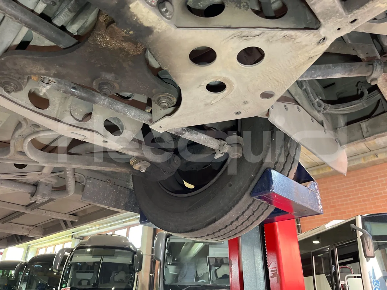 Mercedes-Benz O 530 G- 3P - Euro5 - 260kW - 17.940mt - front axle left side