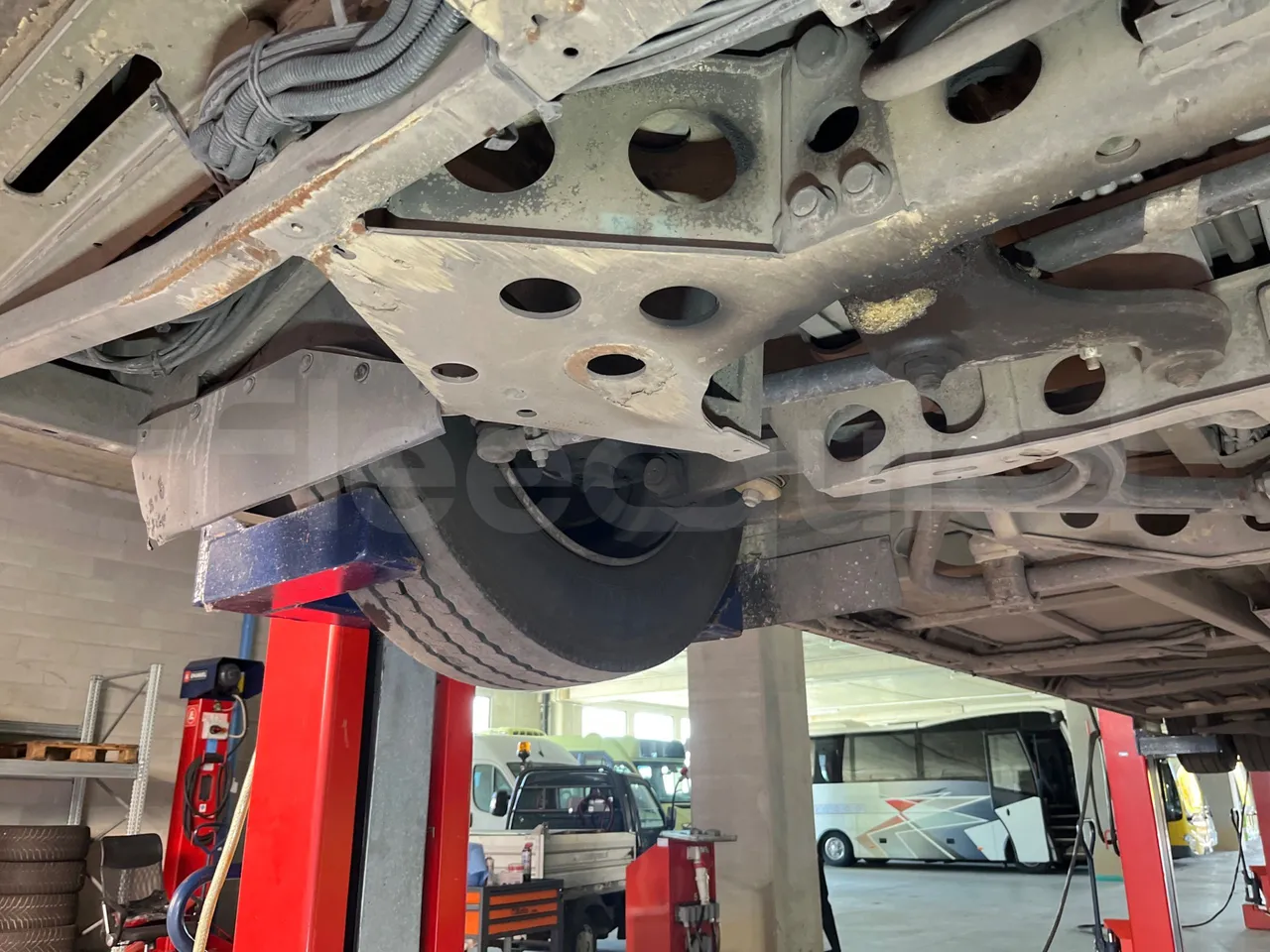 Mercedes-Benz O 530 G- 3P - Euro5 - 260kW - 17.940mt - front axle right side