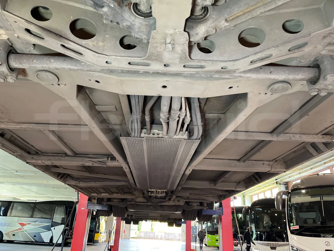 Mercedes-Benz O 530 G- 3P - Euro5 - 260kW - 17.940mt - central undercarriage photo