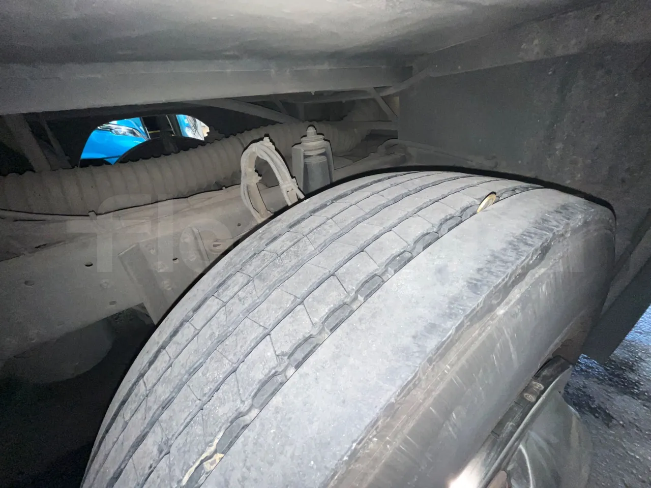 Irizar Scania K310IB4X2 - EUR4 - 228kW - 12.320m - tread condition third axle tires left