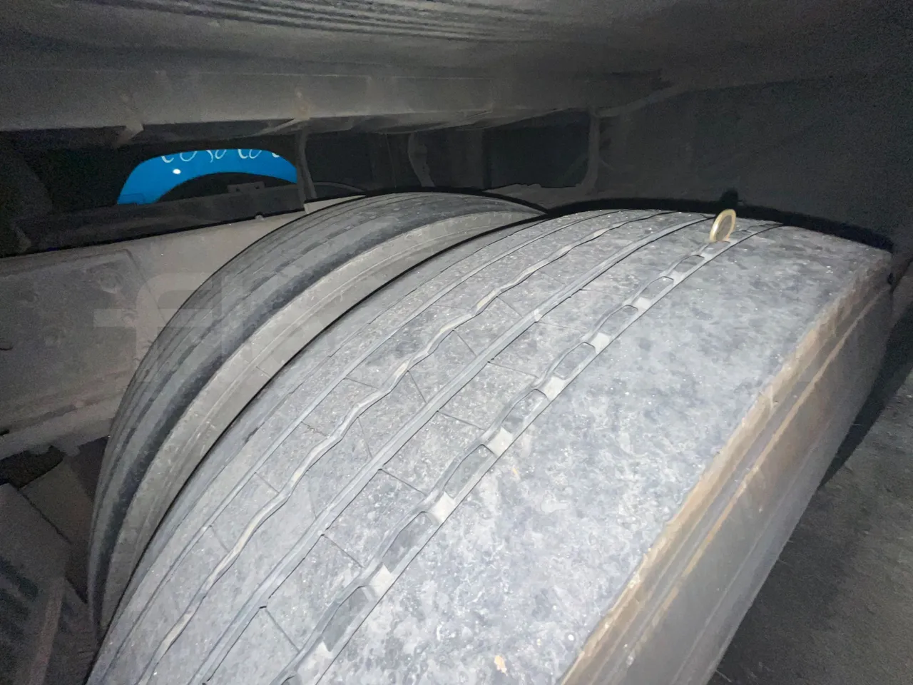 Irizar Scania K310IB4X2 - EUR4 - 228kW - 12.320m - tread condition third axle tires right