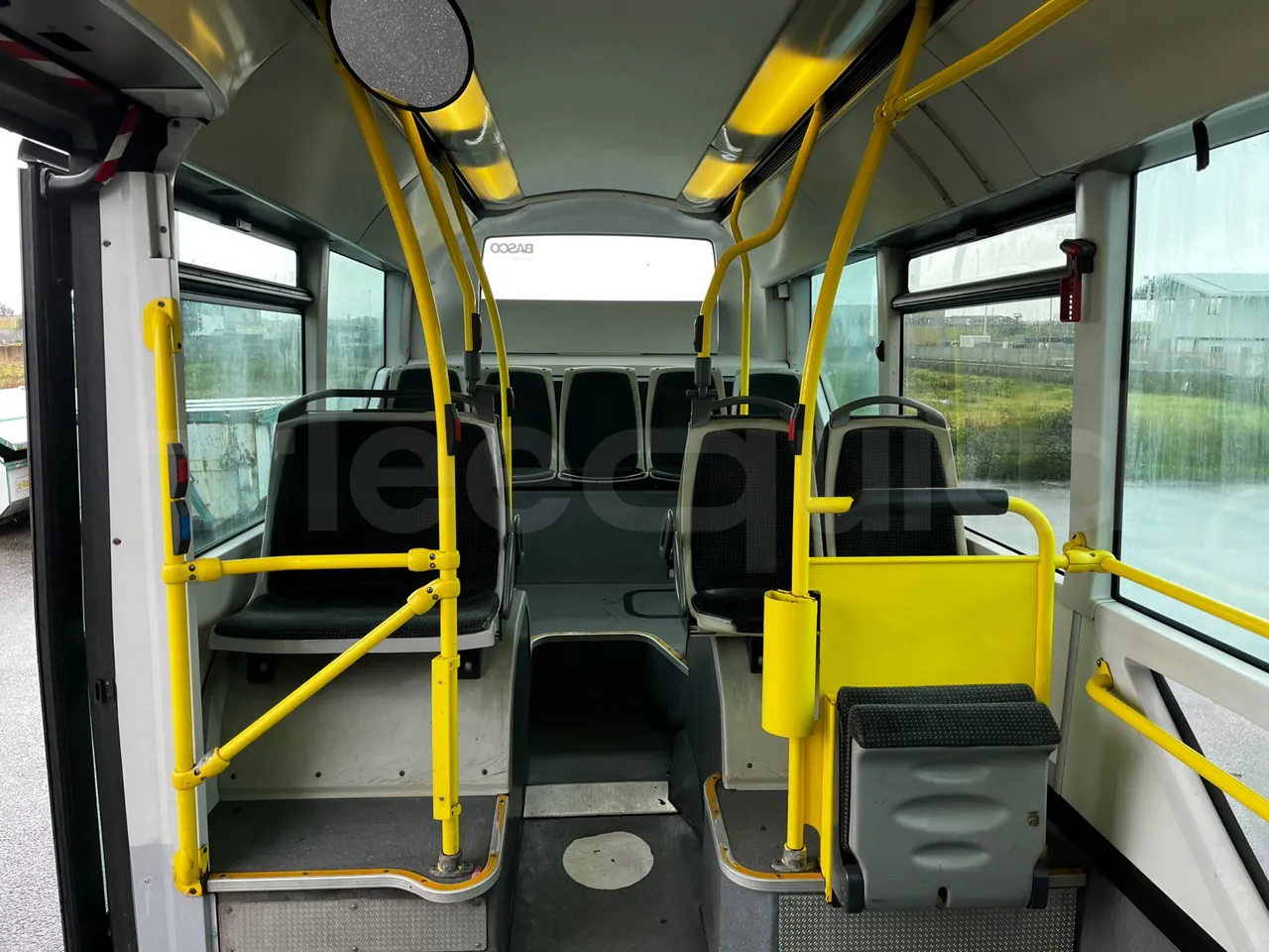 Heuliez GX127 GX 127 - Euro 5 - 194 kW - 10.645 mt - reverse view middle aisle