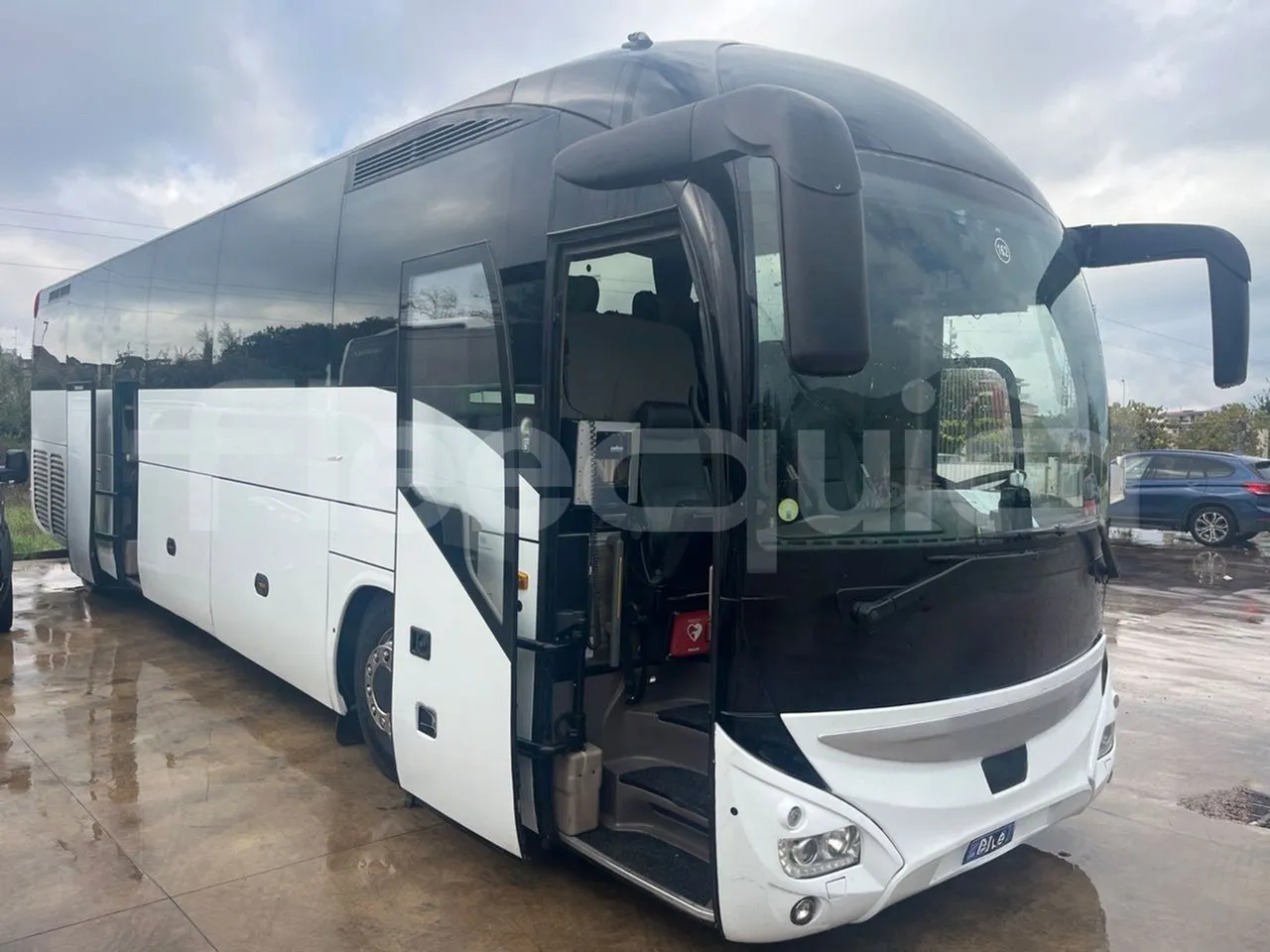 Iveco Magelys SFR2XX - Euro6 - 12,83m - 294kw - 3/4 right front doors open