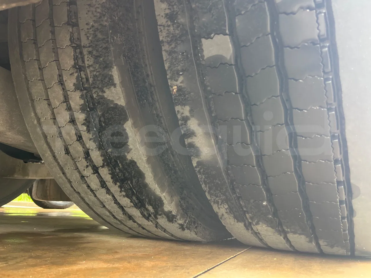 Iveco Magelys SFR2XX - Euro6 - 12,83m - 294kw - tread condition front tires left