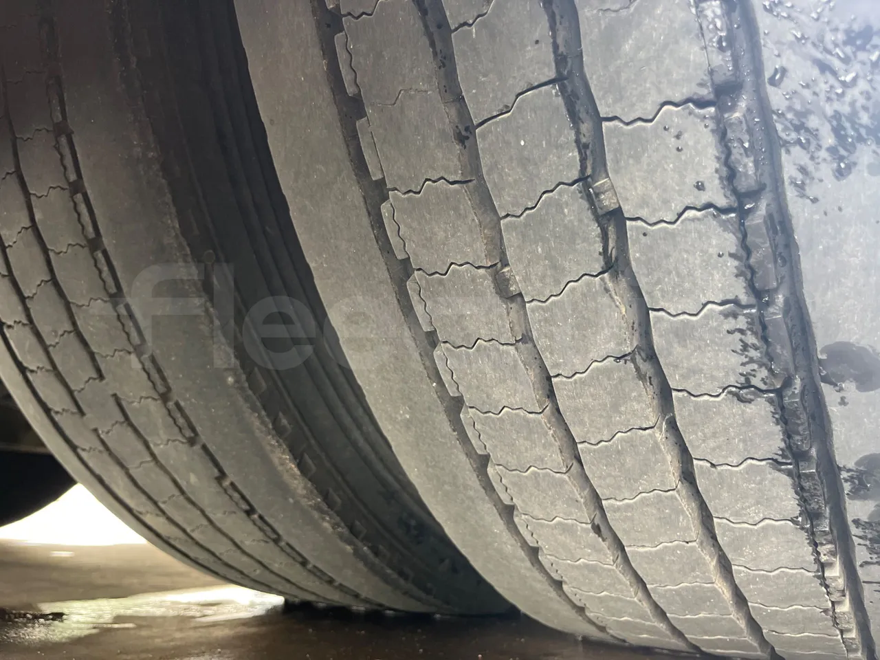 Iveco Magelys SFR2XX - Euro6 - 12,83m - 294kw - tread condition third axle tires left
