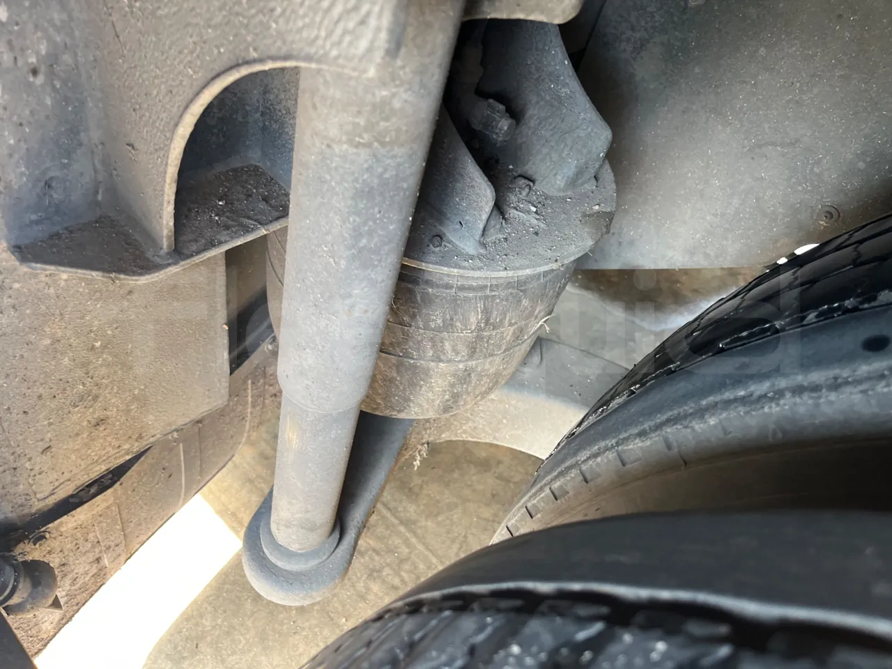 Iveco Magelys SFR2XX - Euro6 - 12,83m - 294kw - axle 2 shock absorbers 2 left