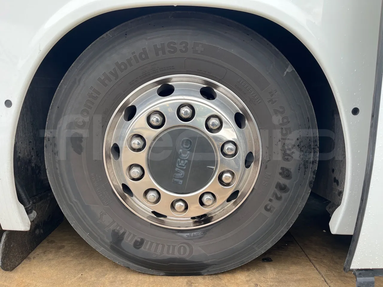 Iveco Magelys SFR2XX - Euro6 - 12,83m - 294kw - front left tire measurements