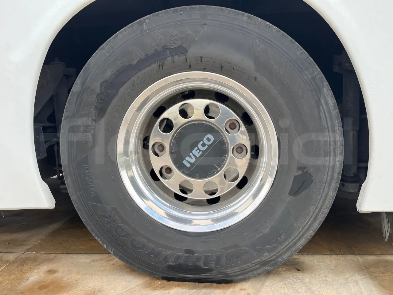 Iveco Magelys SFR2XX - Euro6 - 12,83m - 294kw - rear left tire photo