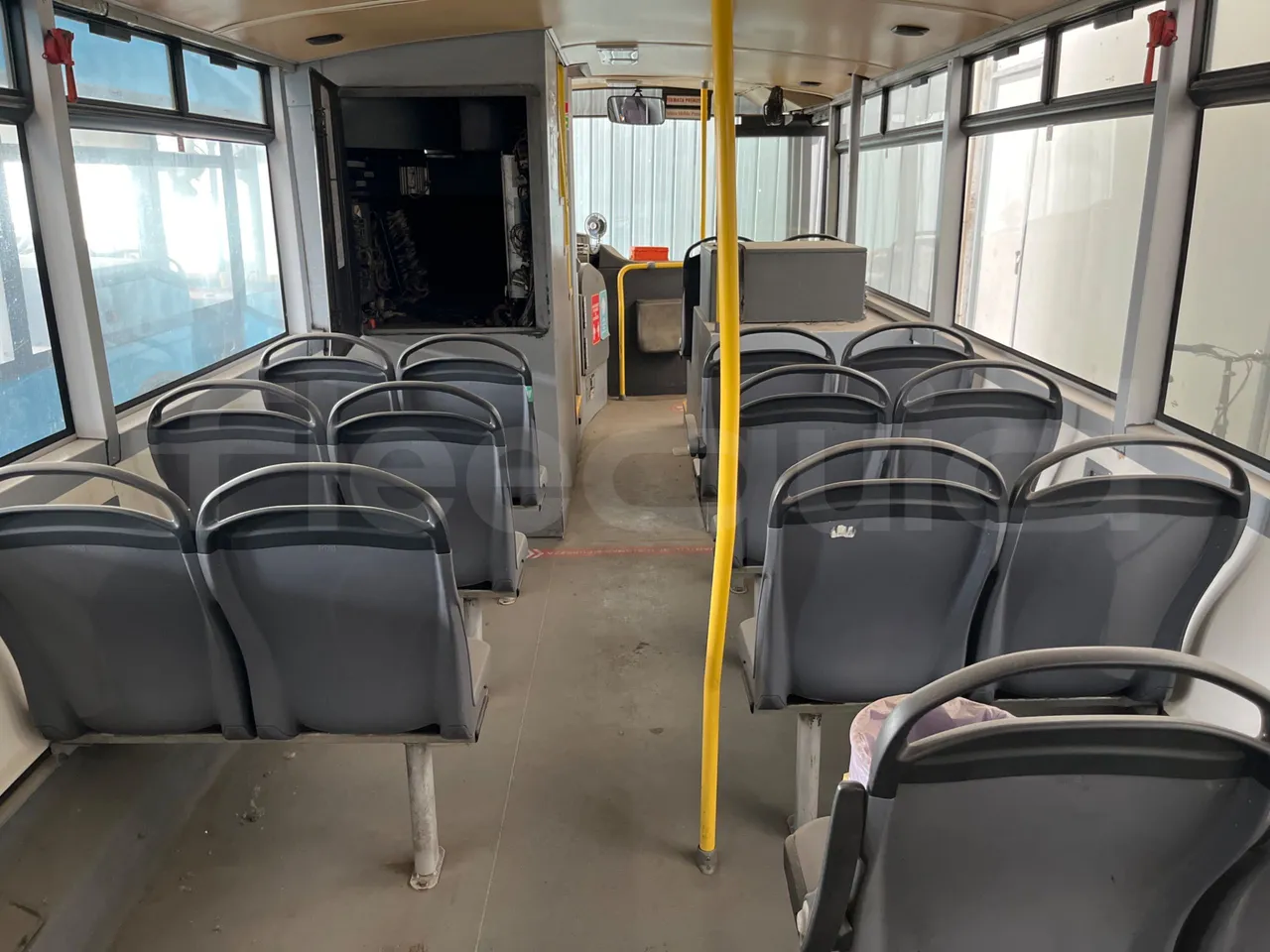 Volvo Urbis B9TL/ Euro 4 - 193 Kw - 12 Mt - forward view middle aisle