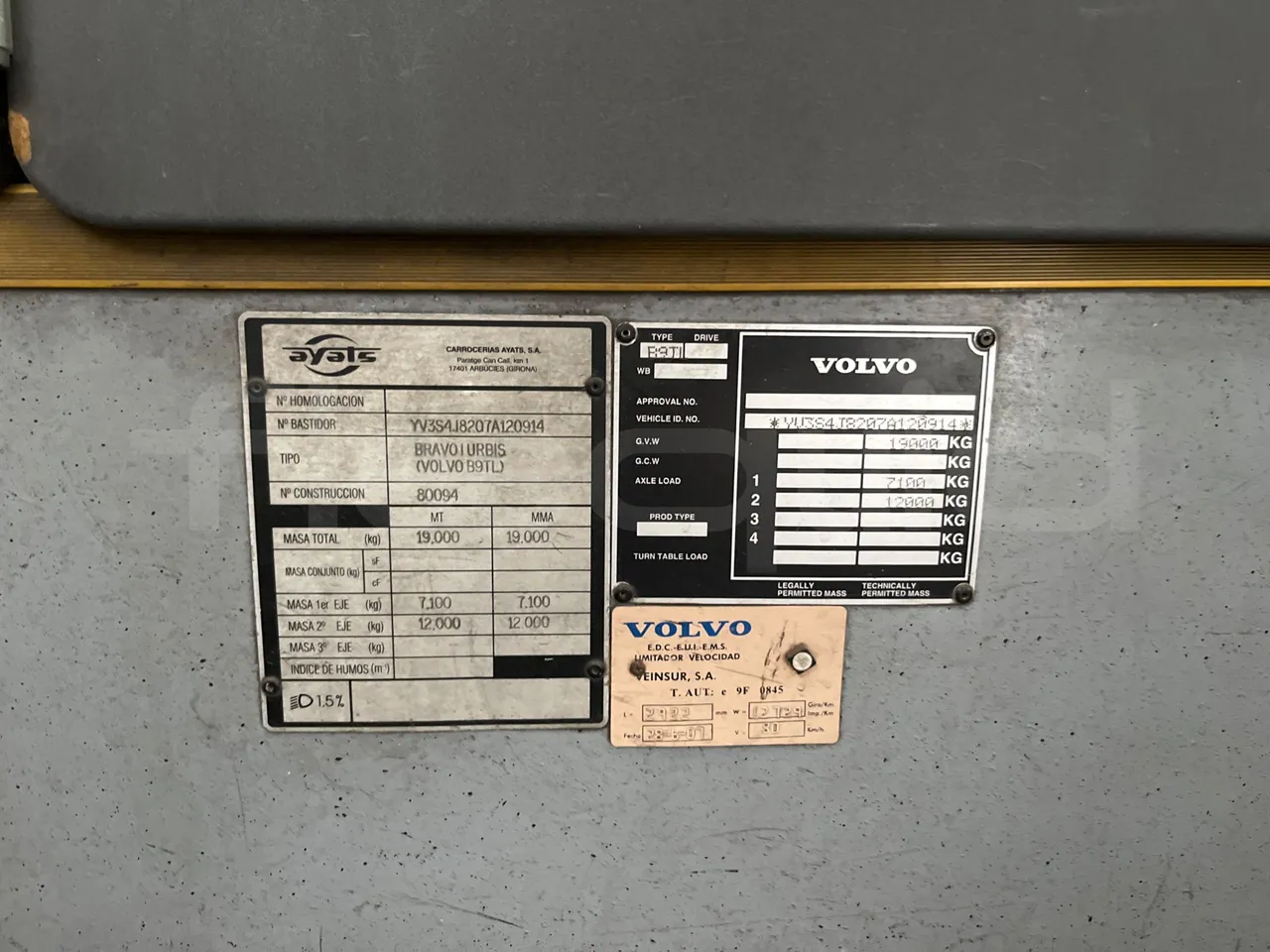 Volvo Urbis B9TL/ Euro 4 - 193 Kw - 12 Mt - vehicle plate photo