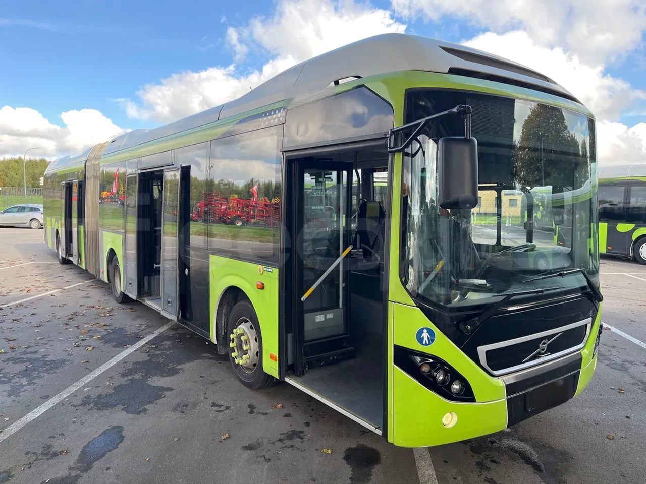 Volvo G891H L291LH24J8100 / Euro 6 - 177 Kw - 18.750 Mt - 3/4 right front doors open