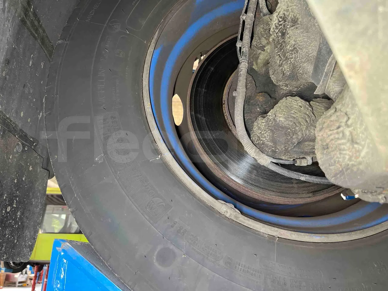 Solaris Urbino - front discs left