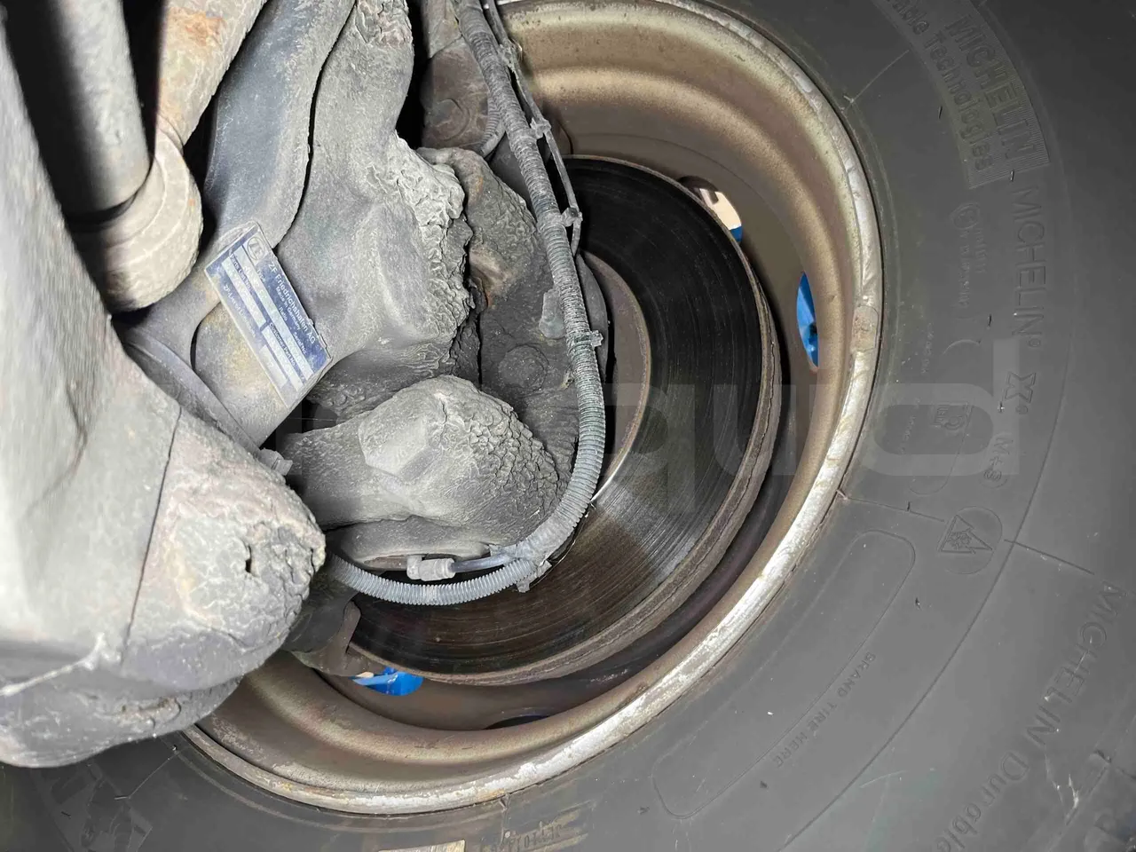 Solaris Urbino - front discs right