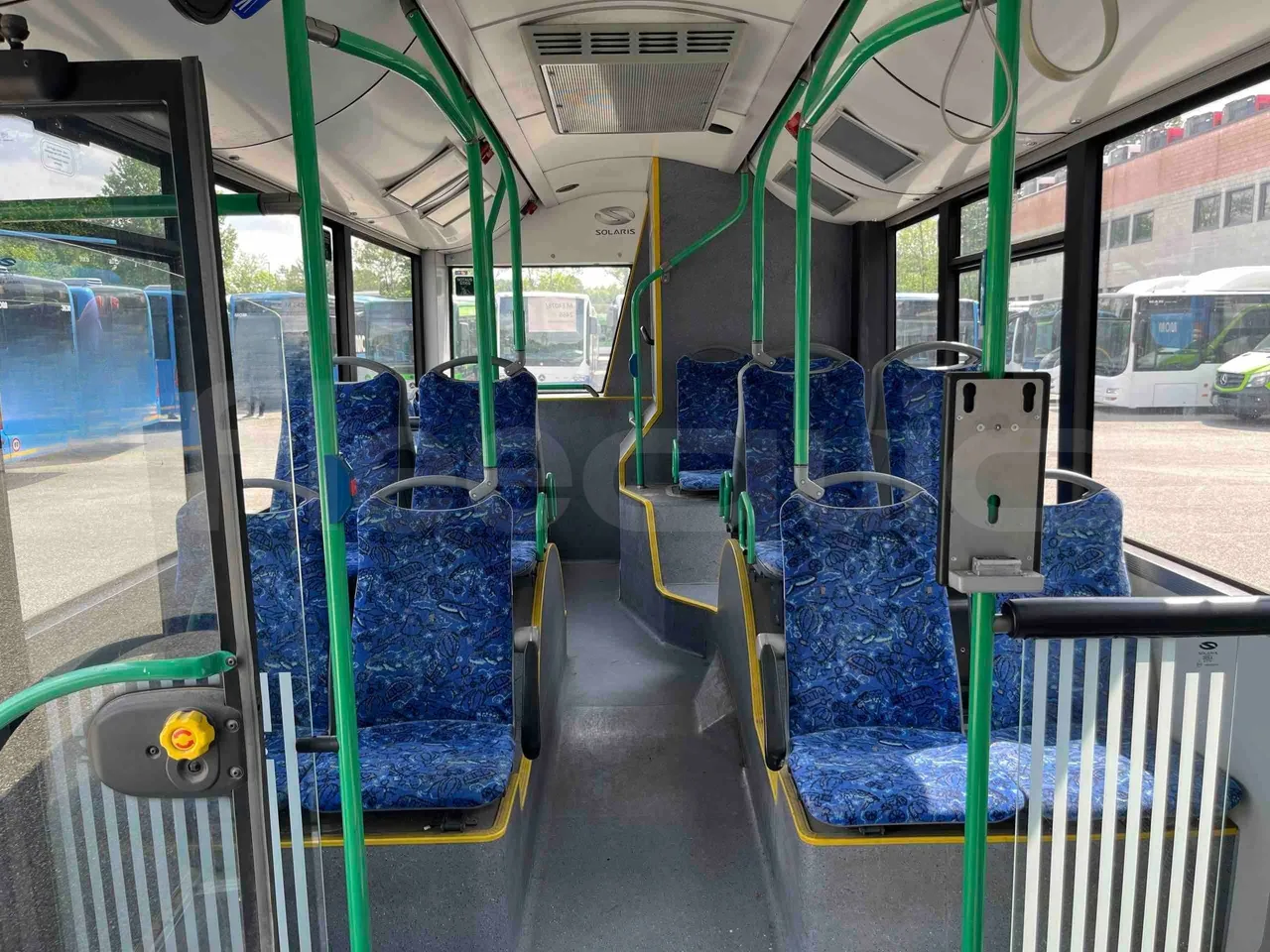 Solaris Urbino - reverse view middle aisle