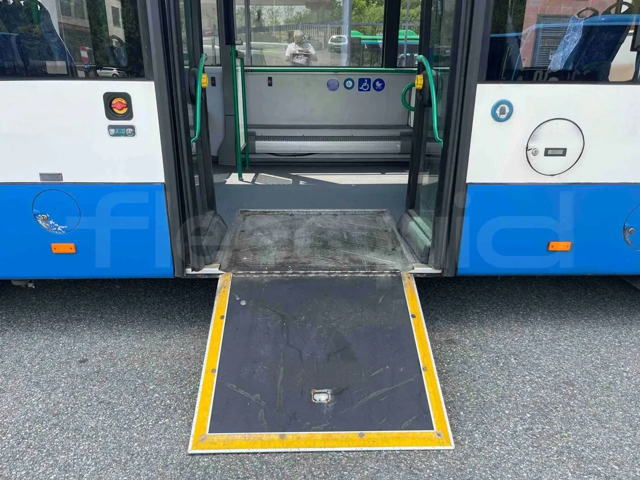 Solaris Urbino - platform open photo