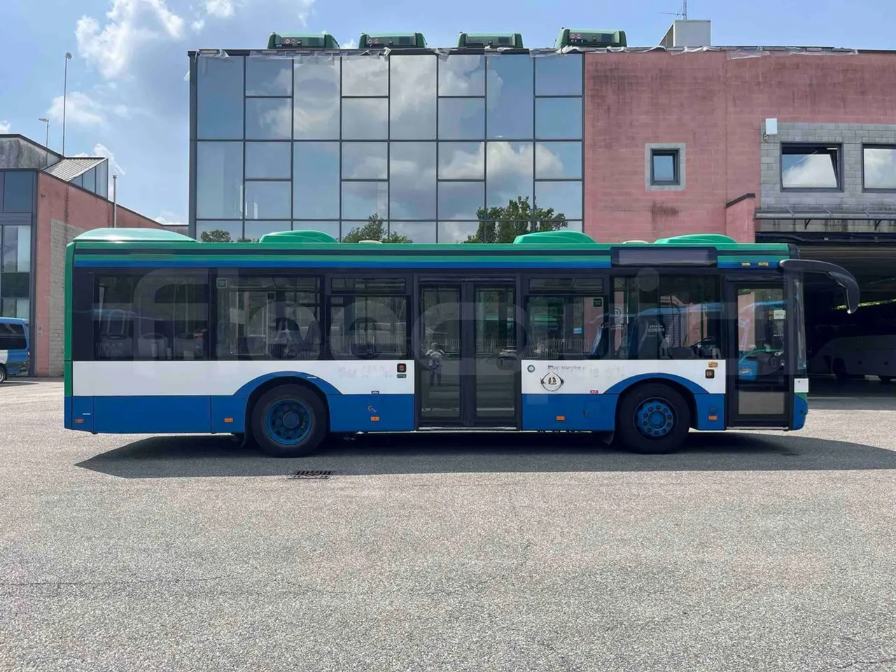 Solaris Urbino - right side doors closed