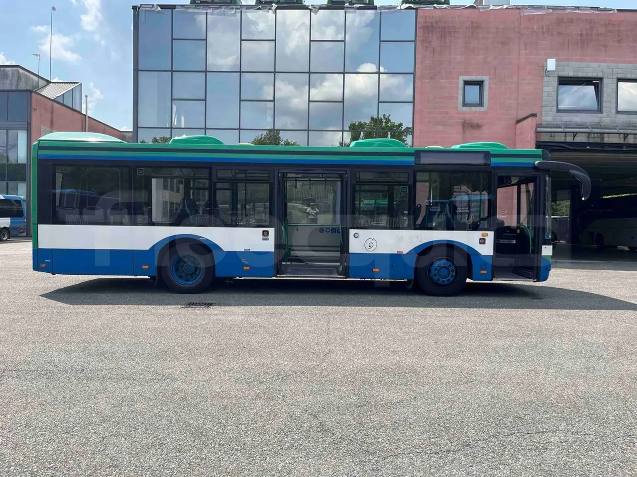 Solaris Urbino - right side doors open