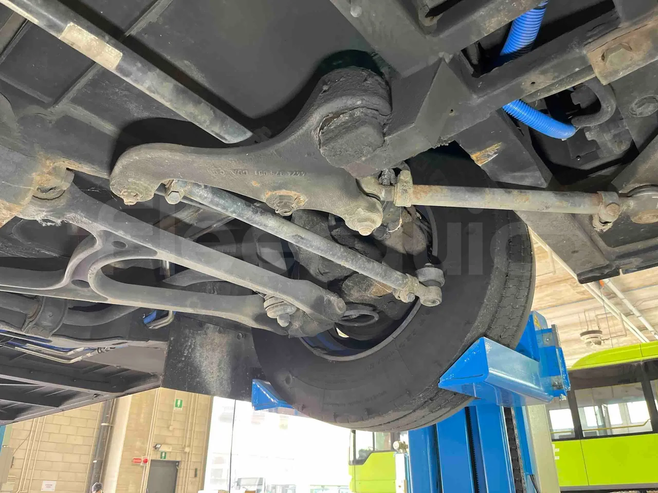 Solaris Urbino - front axle left side