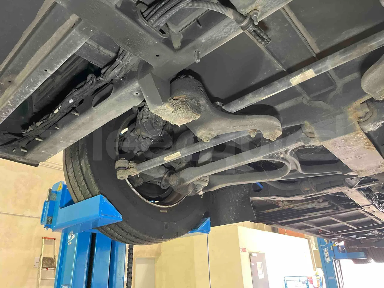 Solaris Urbino - front axle right side