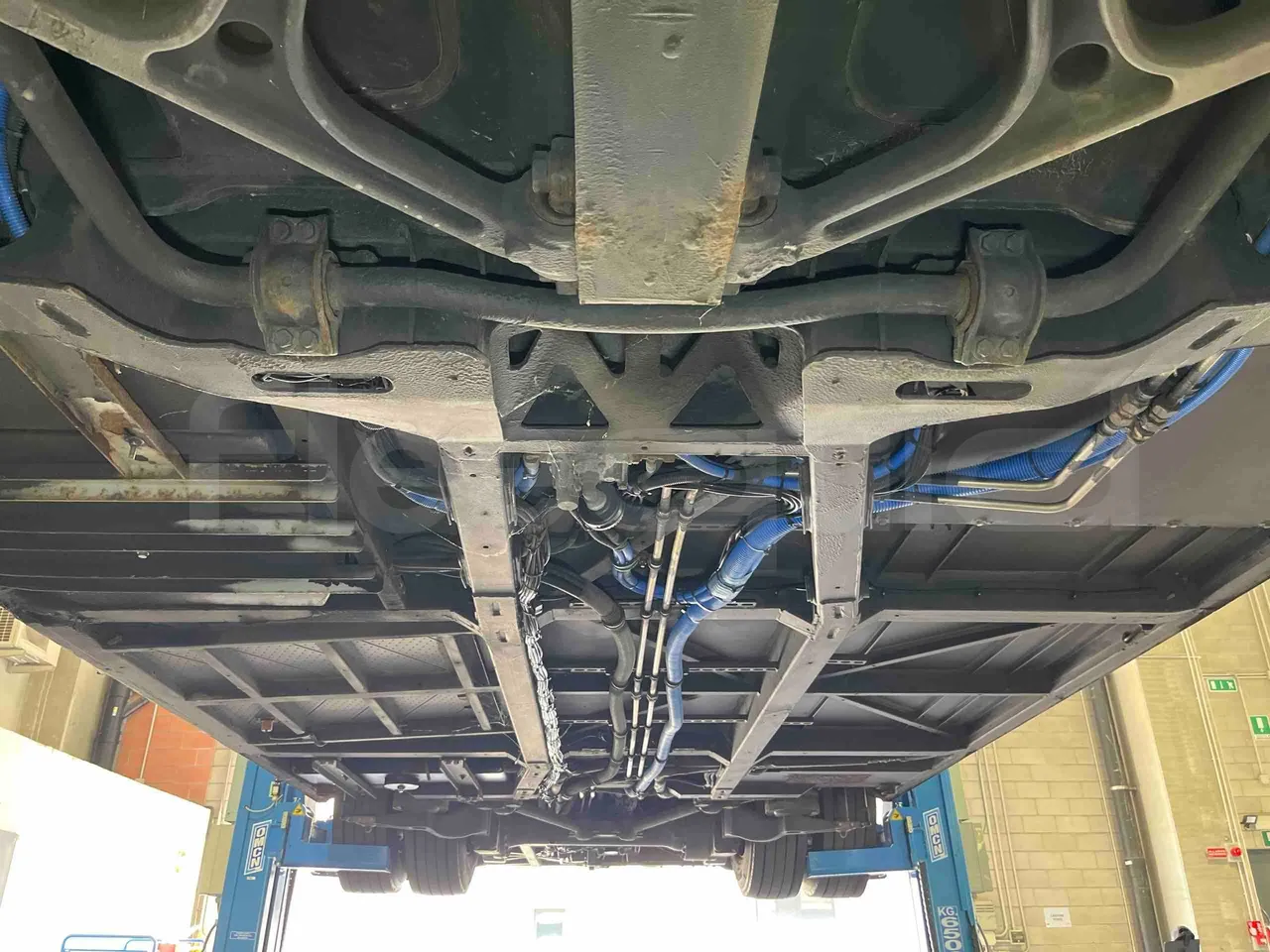 Solaris Urbino - central undercarriage photo