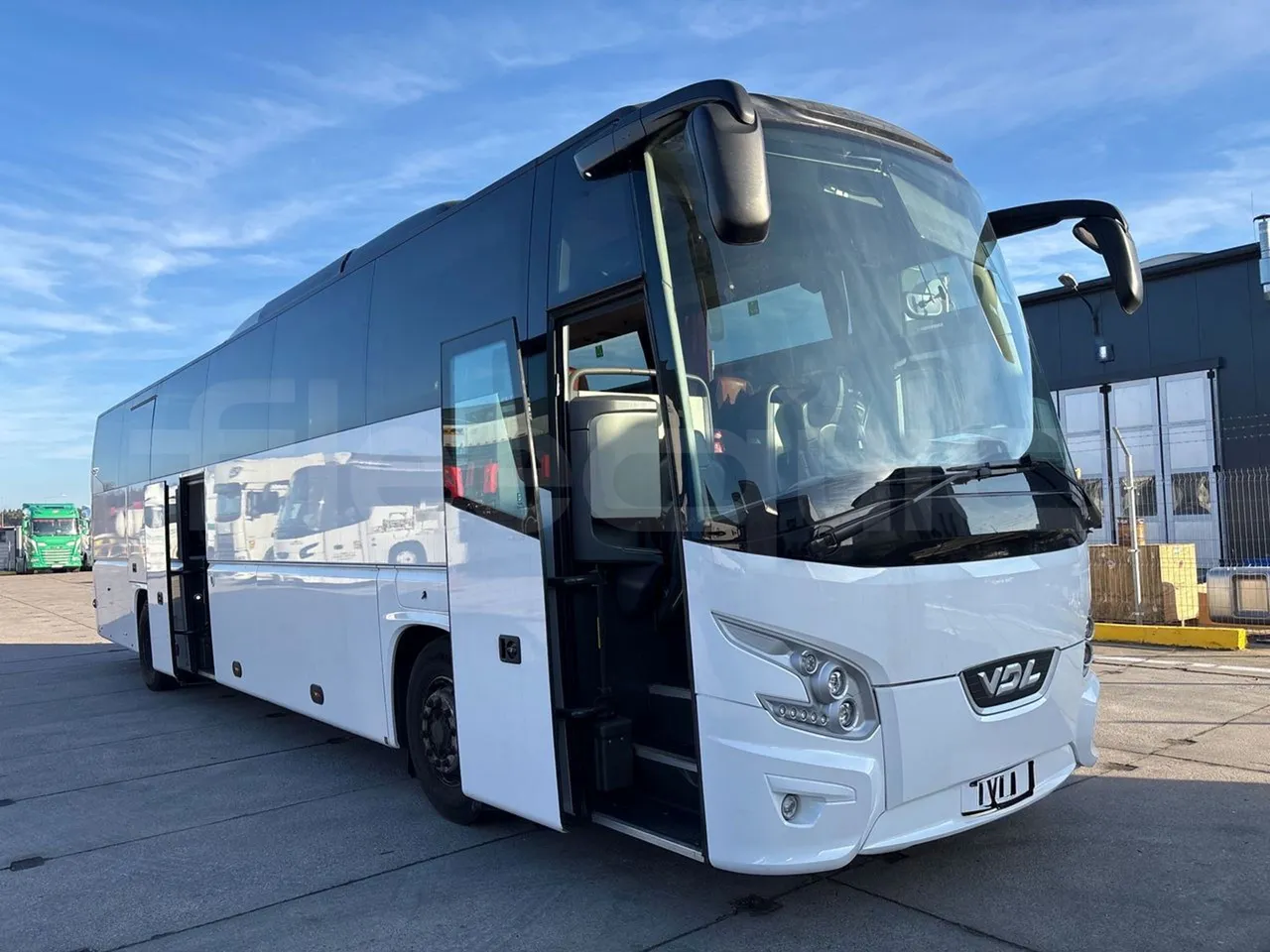 Vdl Futura FHD2 129/300 - EUR6 - 300kW - 3/4 right front doors open