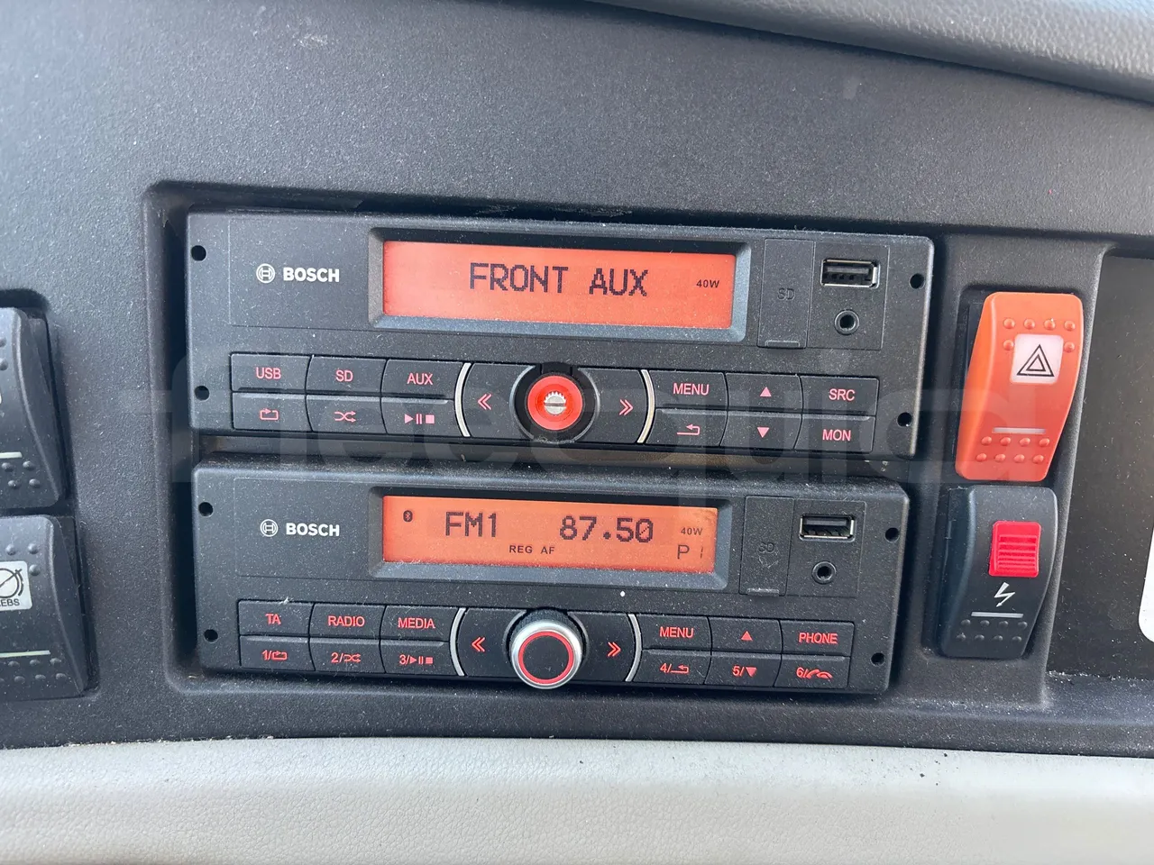 Vdl Futura FHD2 129/300 - EUR6 - 300kW - radio accessories photo