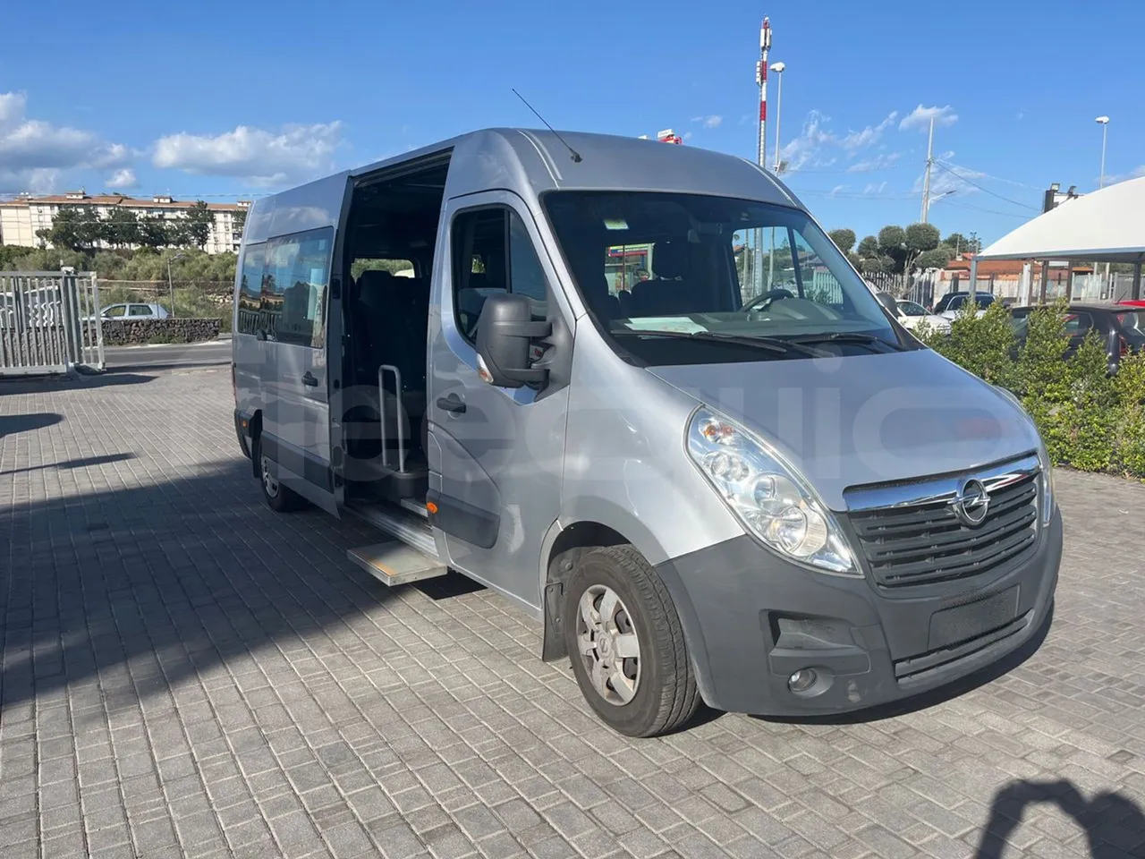 Opel Movano N4UE - 120 kwh - EURO5 - 6,198m - 3/4 right front doors open