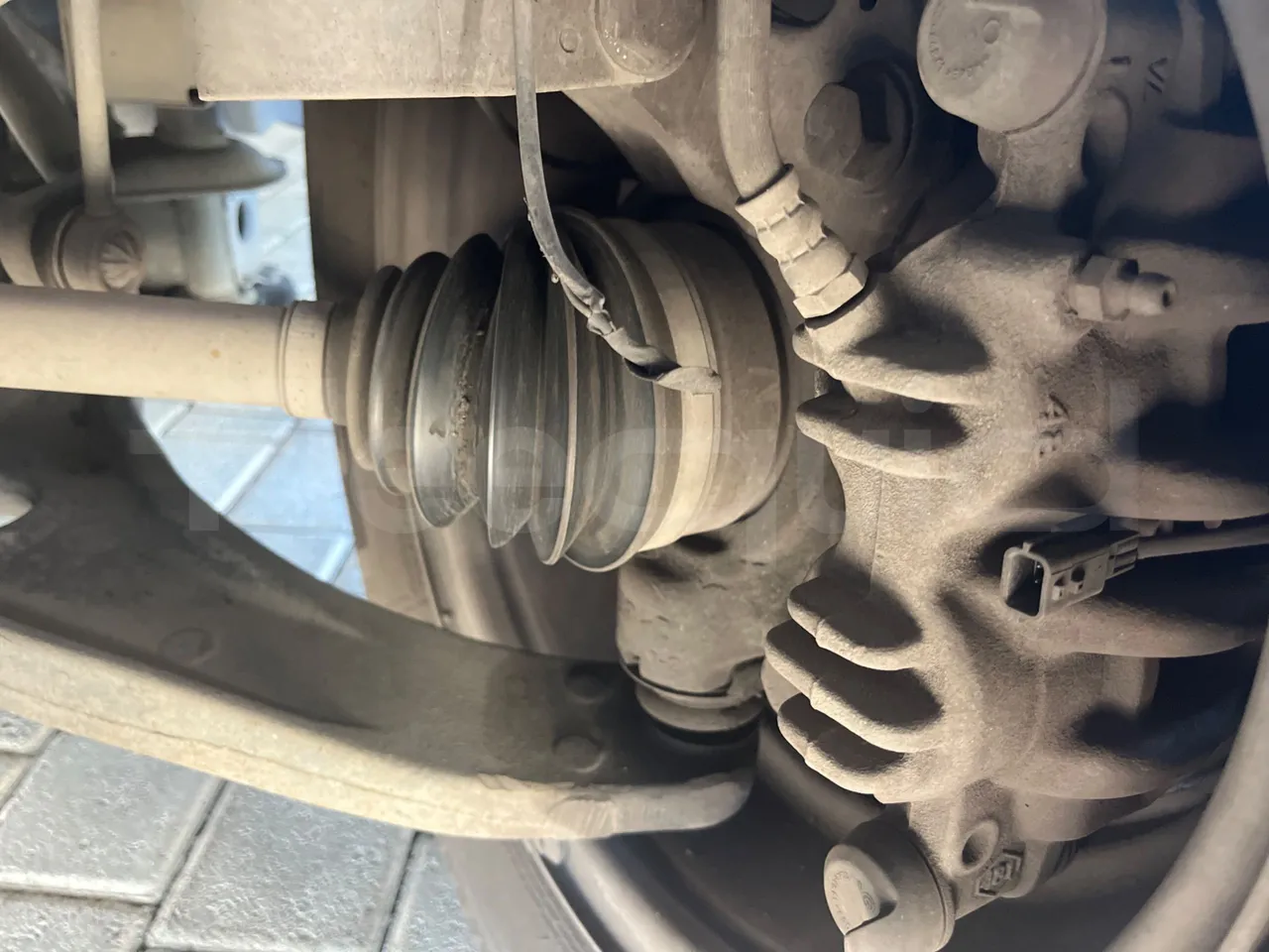 Opel Movano N4UE - 120 kwh - EURO5 - 6,198m - front brake calipers left
