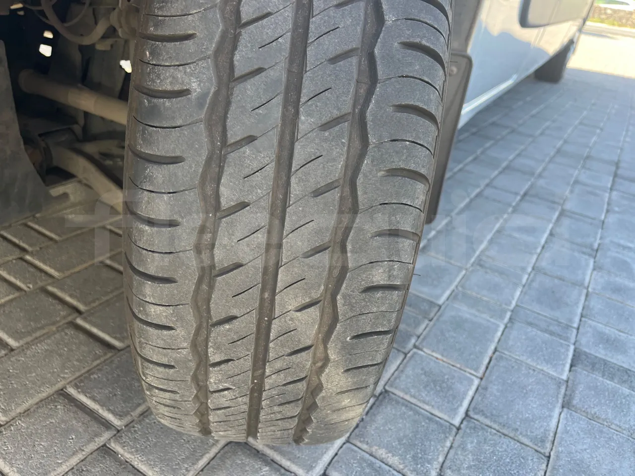 Opel Movano N4UE - 120 kwh - EURO5 - 6,198m - tread condition front tires right