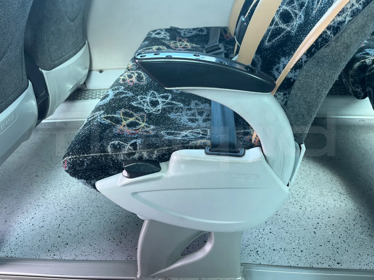 Scania Noge Titanium 12B6X2 - Euro 4 - 309 kW -  13.980 mt - armrest detail photo