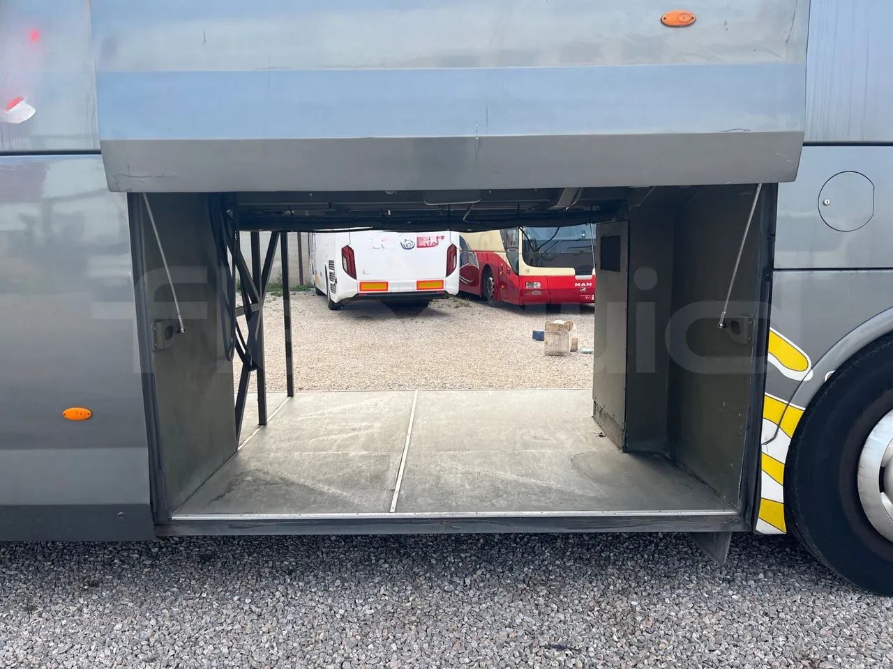 Scania Noge Titanium 12B6X2 - Euro 4 - 309 kW -  13.980 mt - external compartments photo