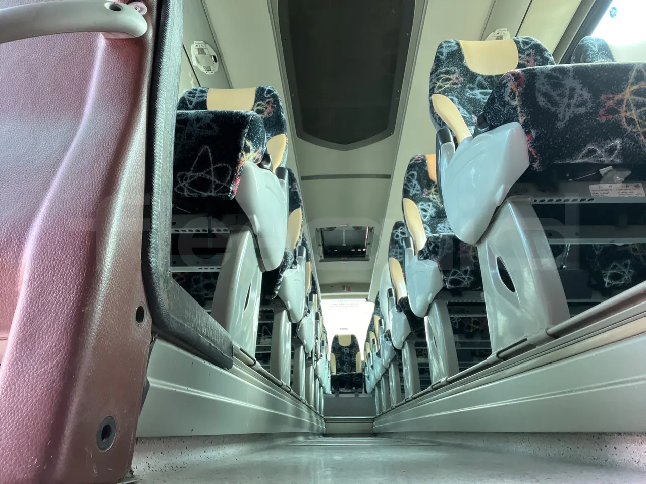 Scania Noge Titanium 12B6X2 - Euro 4 - 309 kW -  13.980 mt - power outlets detail