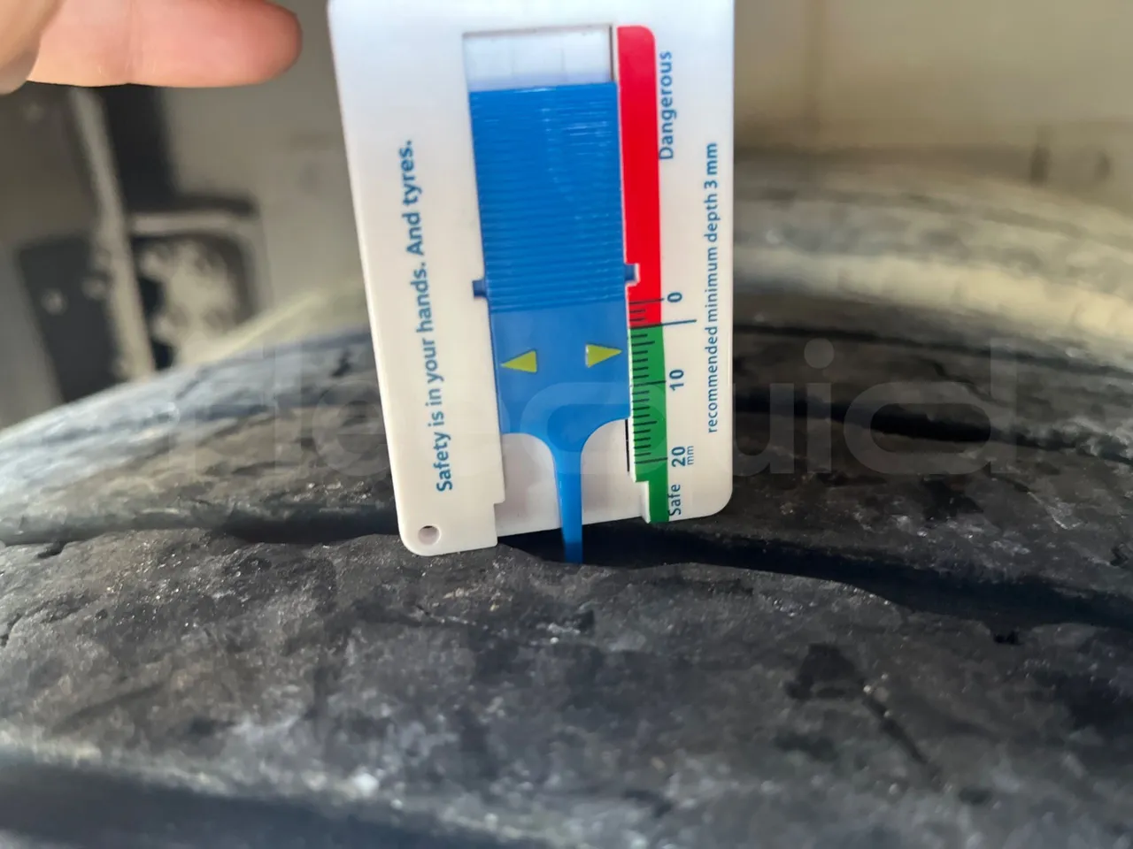 Scania Noge Titanium 12B6X2 - Euro 4 - 309 kW -  13.980 mt - front left tire measurements