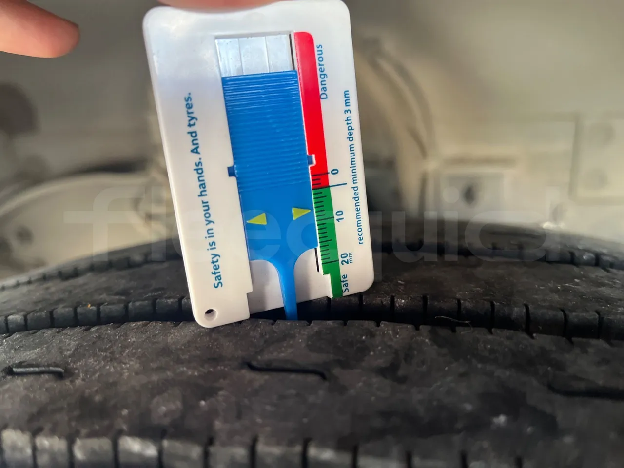 Scania Noge Titanium 12B6X2 - Euro 4 - 309 kW -  13.980 mt - rear left tire photo