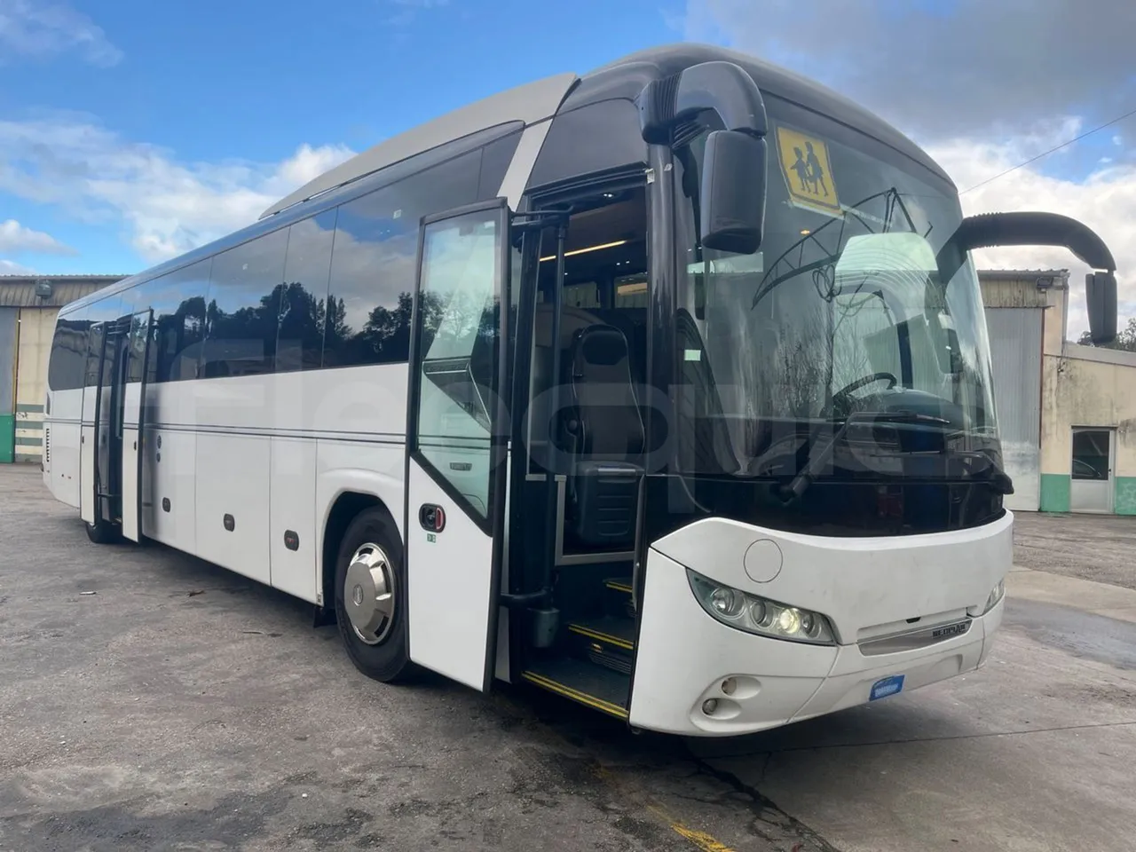 Neoplan JETLINER B274600 - Euro6 - 294kW - 13mt - 3/4 right front doors open