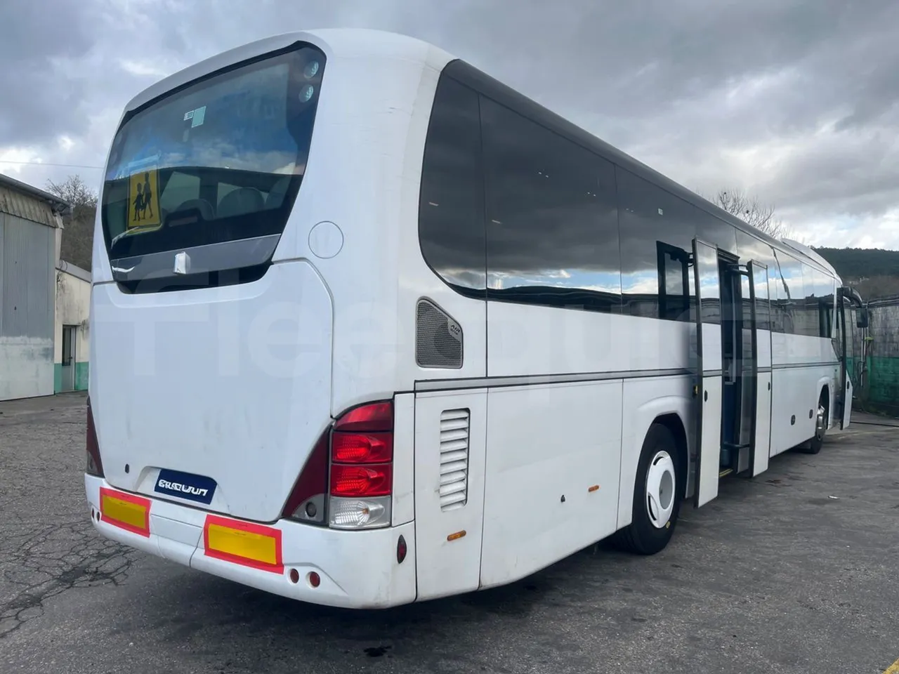 Neoplan JETLINER B274600 - Euro6 - 294kW - 13mt - 3/4 right rear doors open