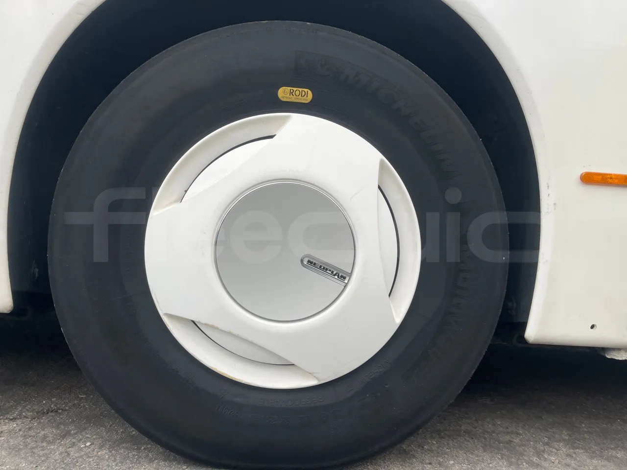 Neoplan JETLINER B274600 - Euro6 - 294kW - 13mt - tread condition front tires left