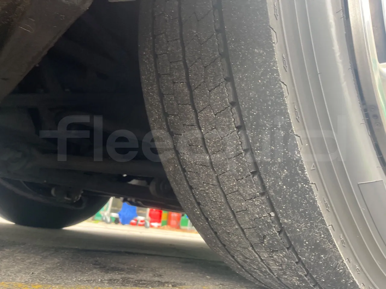 Neoplan JETLINER B274600 - Euro6 - 294kW - 13mt - tread condition front tires right