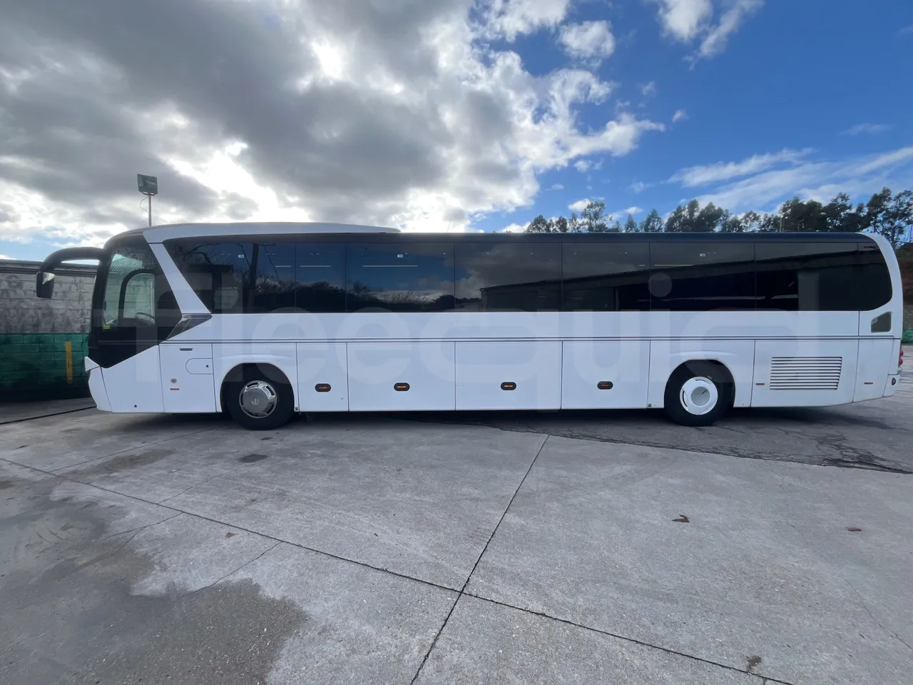 Neoplan JETLINER B274600 - Euro6 - 294kW - 13mt - left side photo