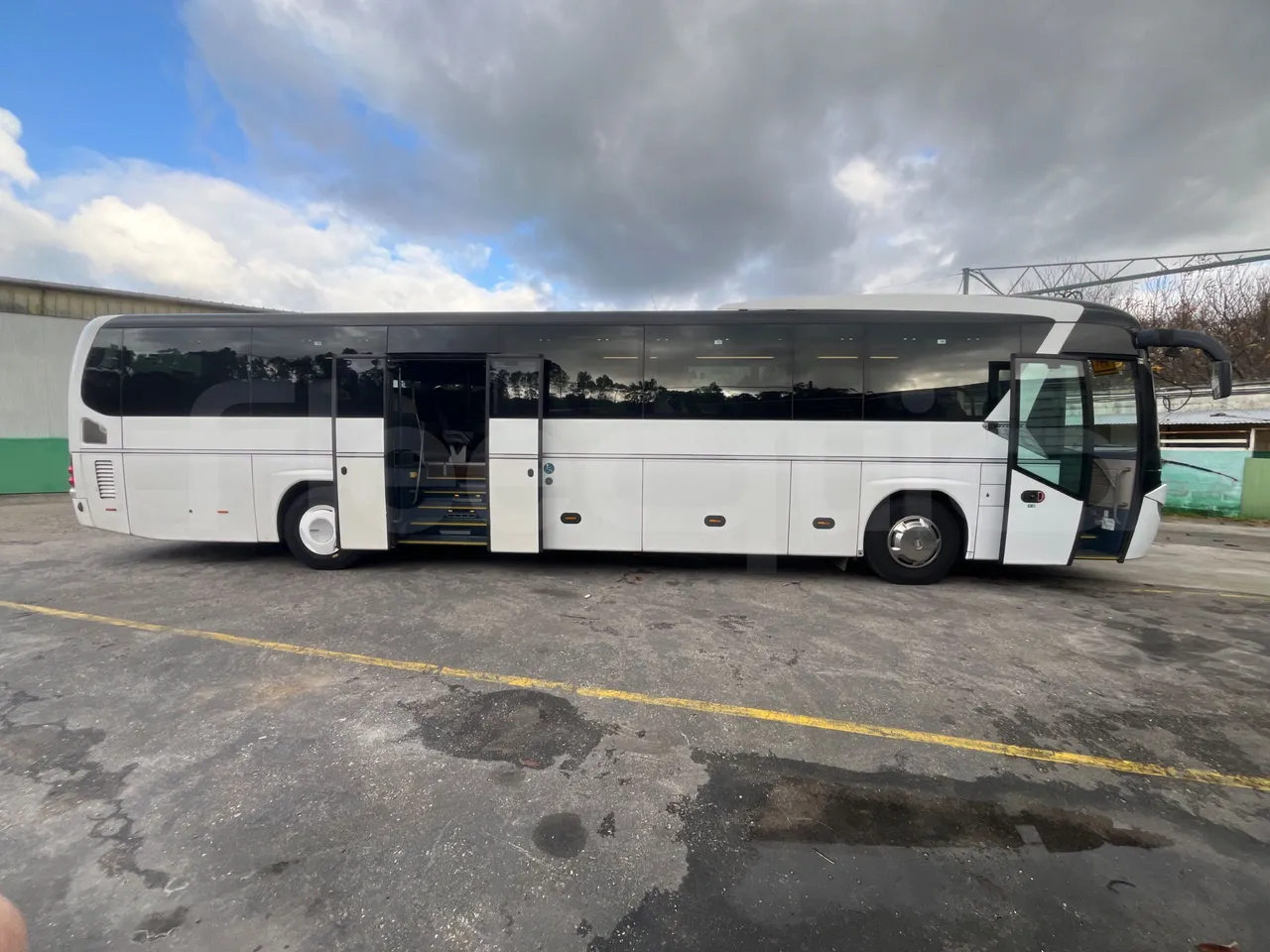 Neoplan JETLINER B274600 - Euro6 - 294kW - 13mt - right side doors open
