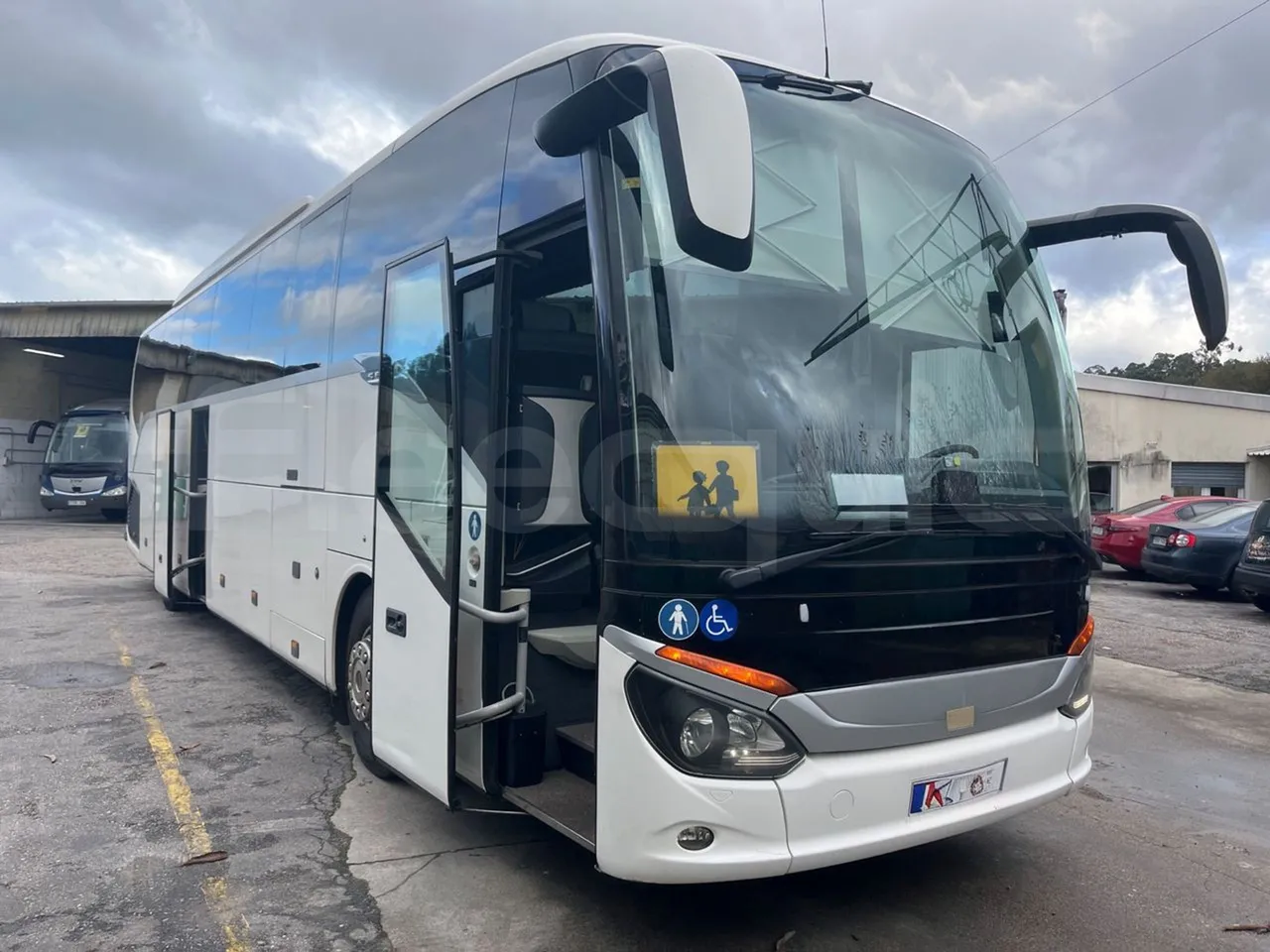 Setra S516 410 02 - EUR6 - 315kW - 13.115m - 3/4 right front doors open