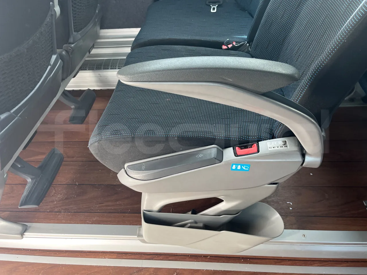 Setra S516 410 02 - EUR6 - 315kW - 13.115m - armrest detail photo