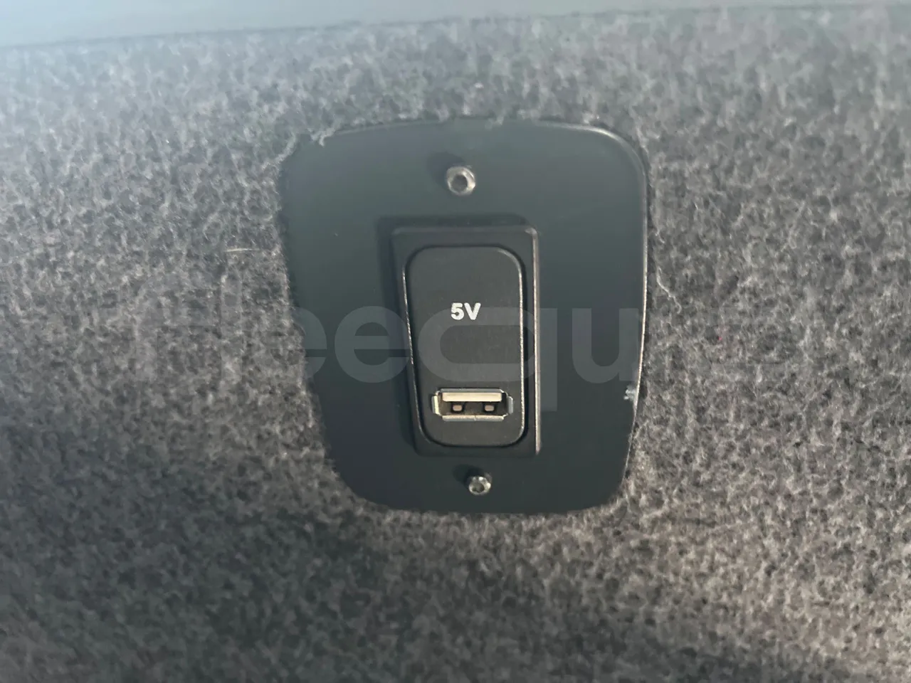 Setra S516 410 02 - EUR6 - 315kW - 13.115m - usb charging detail