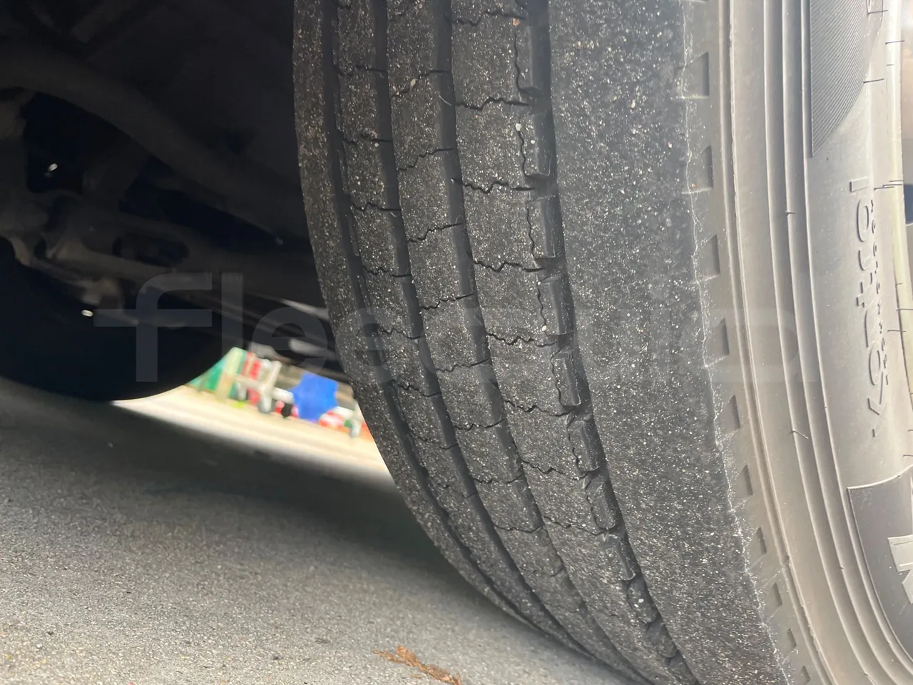 Setra S516 410 02 - EUR6 - 315kW - 13.115m - tread condition front tires right