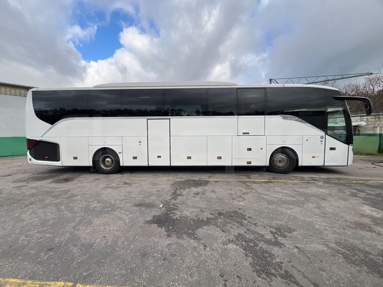 Setra S516 410 02 - EUR6 - 315kW - 13.115m - right side doors closed